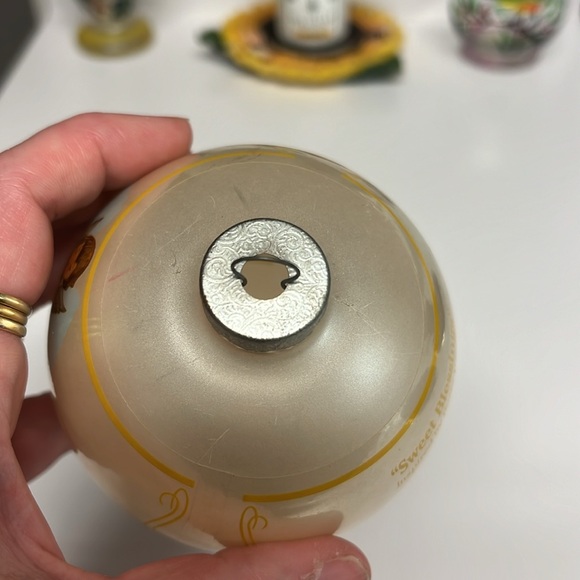 Vintage Hummel Christmas Ornament 1992 - Picture 9 of 9